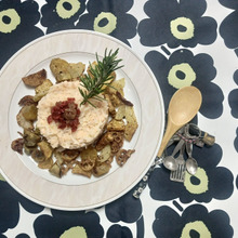 これは・・・お粥と言えるのか?鮭粥と愉快な野菜たち!!