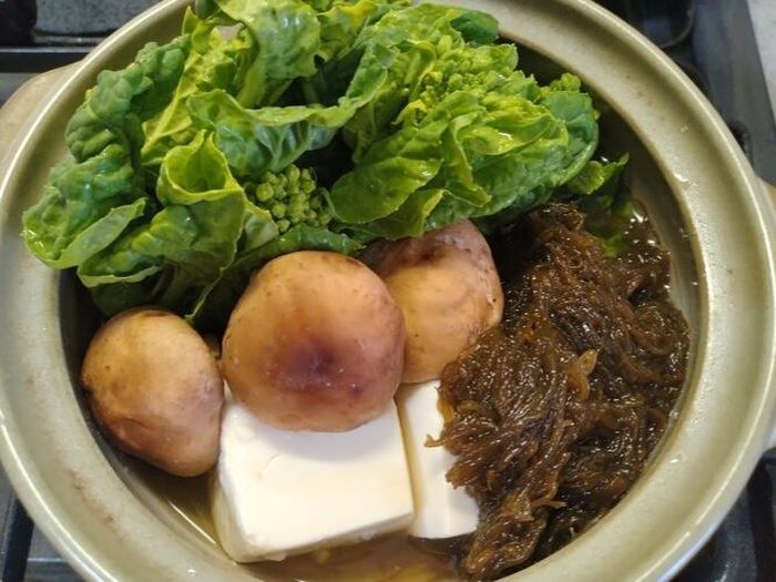 材料を鍋に入れる