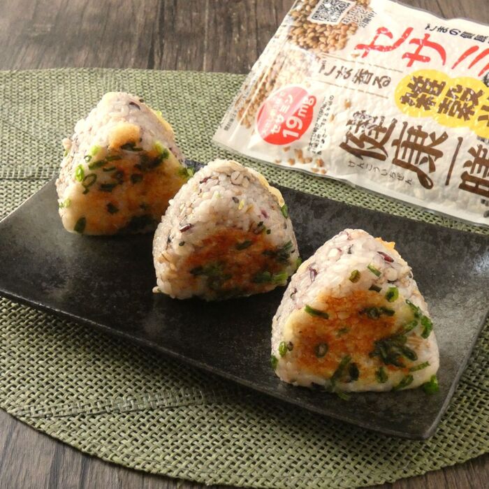 やみつきのおいしさ!「雑穀米入りパリパリチーズおにぎり」