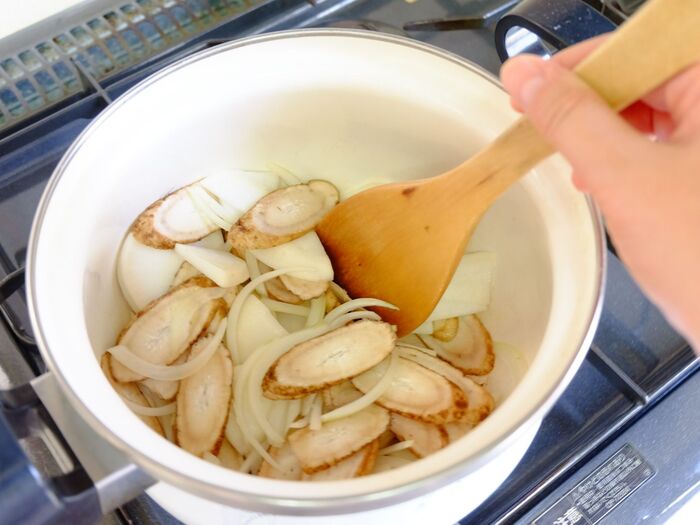 材料を入れ、炒めていく