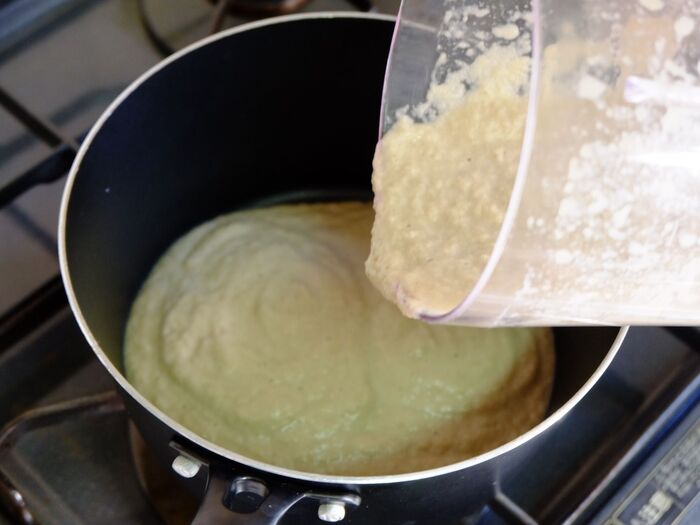 柔らかくなったごぼうをミキサーで攪拌し、鍋に戻す