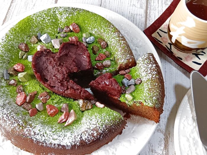 ほうじ茶と楽しむ!家族みんなでほっこりバレンタイン~ハートの抹茶あんこチョコケーキで幸せなひととき~