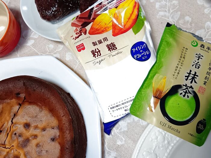 チョコケーキに粉砂糖をふりかけて、バレンタインらしくデコレーション!