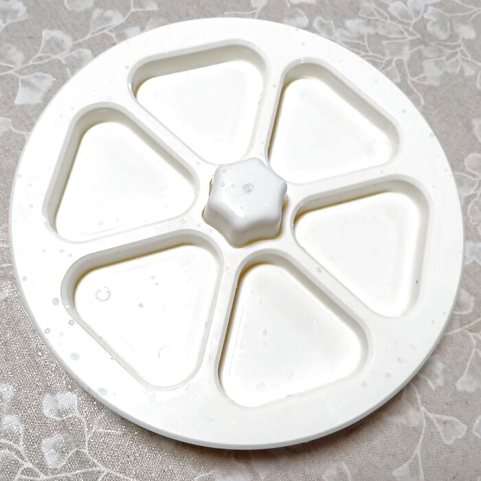 作り方は簡単です。ご飯を入れて、上から蓋をするように重ねて押したら完成です!