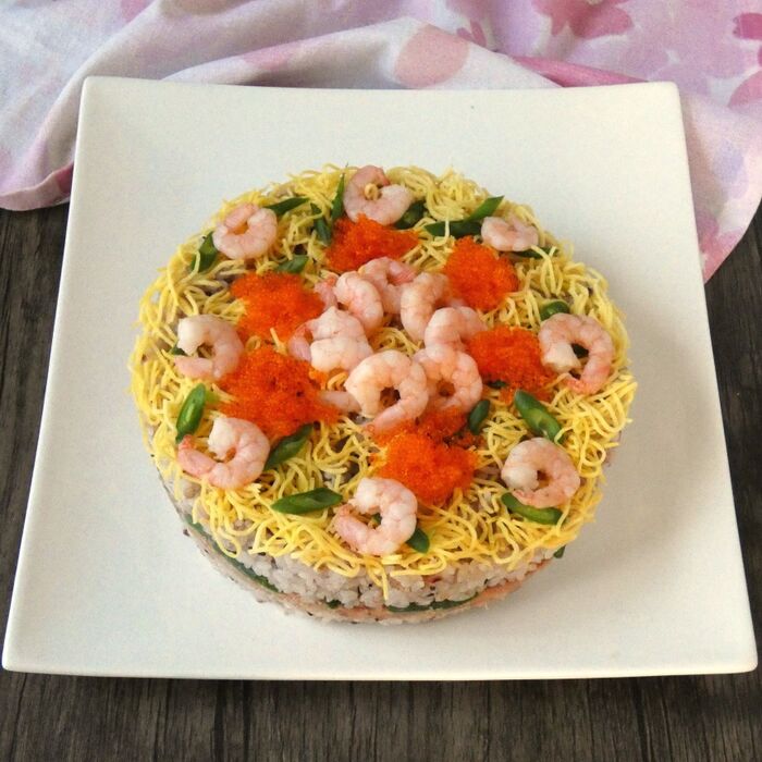 パーティにピッタリ!「ネギトロとサラダ海老のちらし寿司ケーキ」