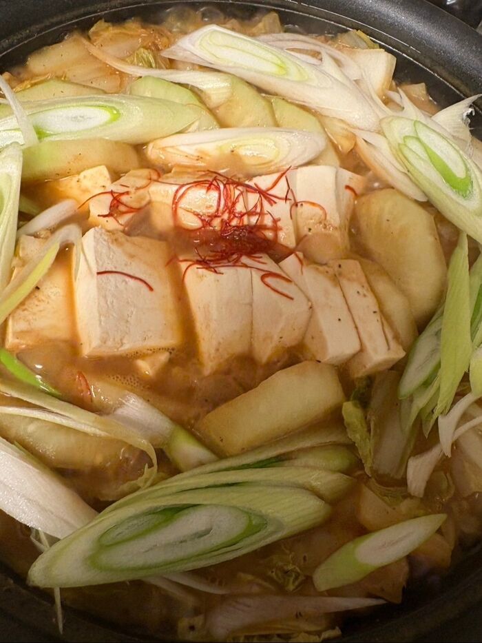 最後に長ネギと糸唐辛子を入れてひと煮たちしたら完成です!