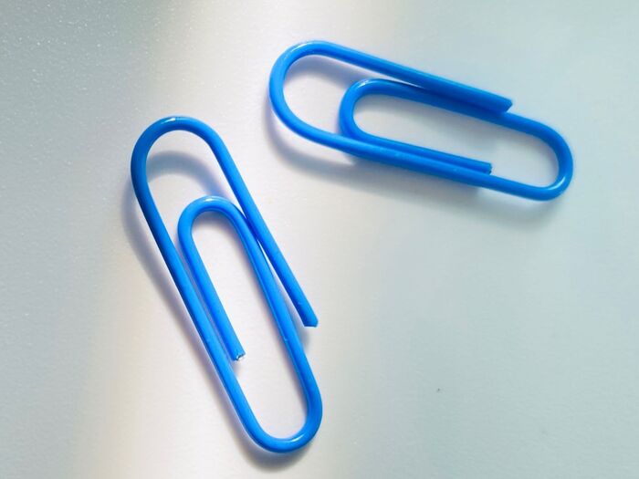 「クリップ」2個でカフェカーテンのズレ防止に