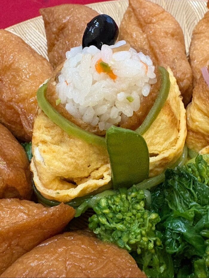 お内裏様は〈絹さや〉の〈しゃく〉を持たせ、頭に〈黒豆〉の〈烏帽子〉を乗せます!