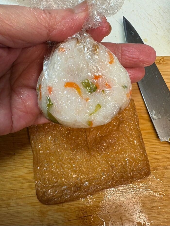 寿司飯は小さな三角に握ります。