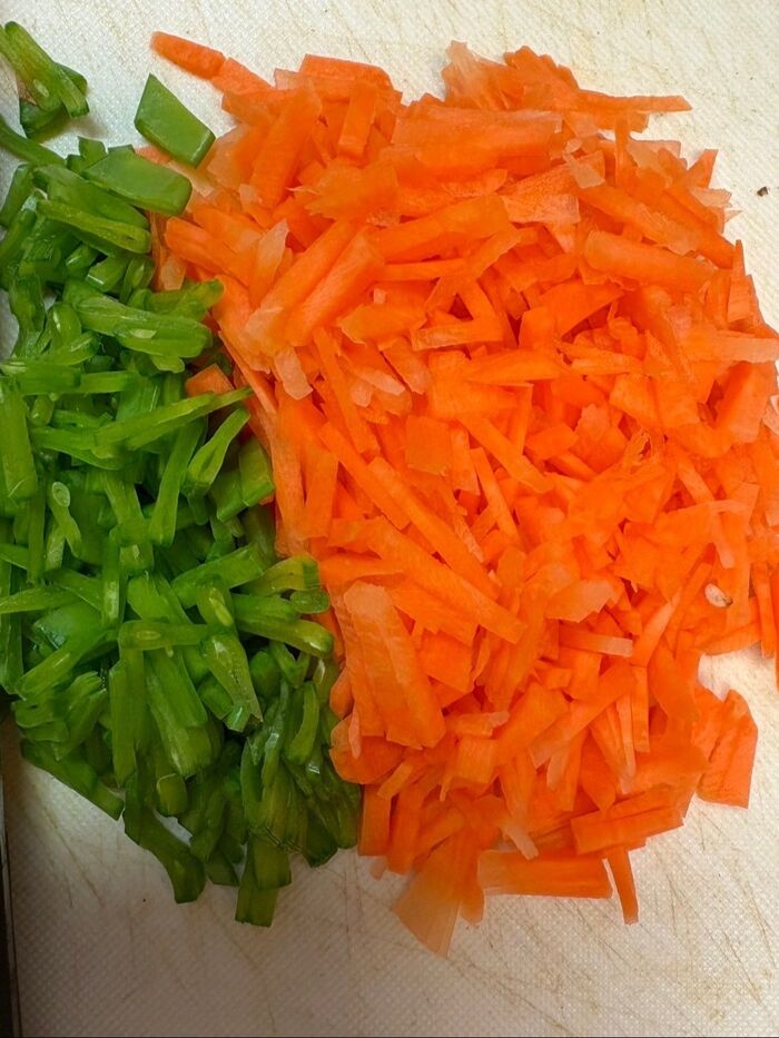 人参と絹さやは酢飯に混ぜる用と飾り用に分けます!