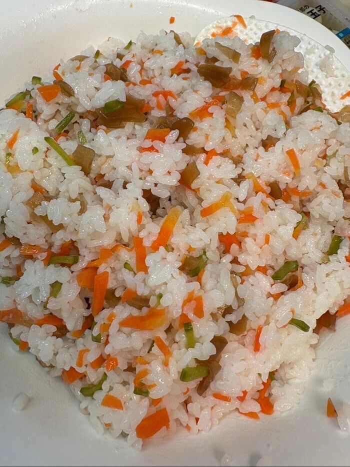 酢飯に人参と絹さや、かんぴょうを入れて混ぜ合わせた所です。