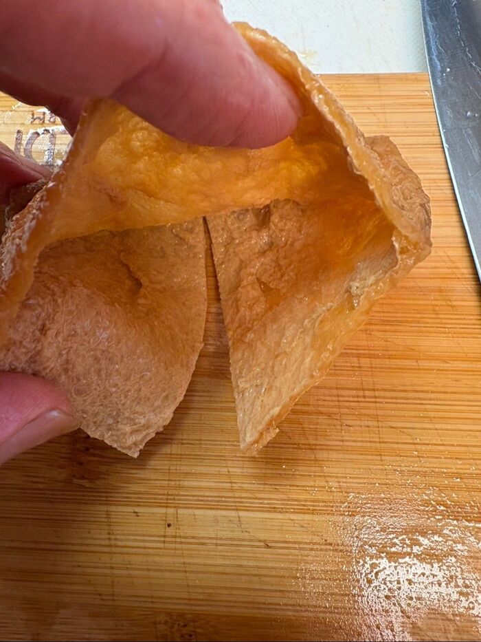 お揚げはこんな風に真ん中に切り込みを入れて下さい!