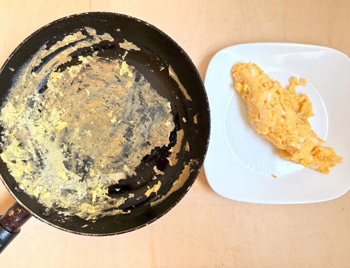 こげつく古いフライパンが意外な裏ワザで驚きの復活!卵焼きもくっつかずに焼けます♪