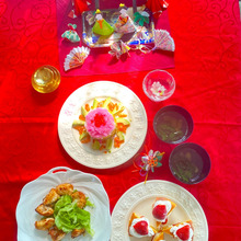 「今日は楽しいひなまつり」テーブルいっぱいでお祝い