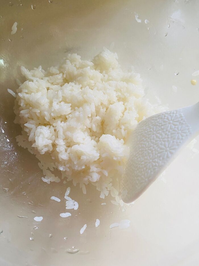 緑、白、ピンクの菱餅風の色合いを基調としたちらし寿司