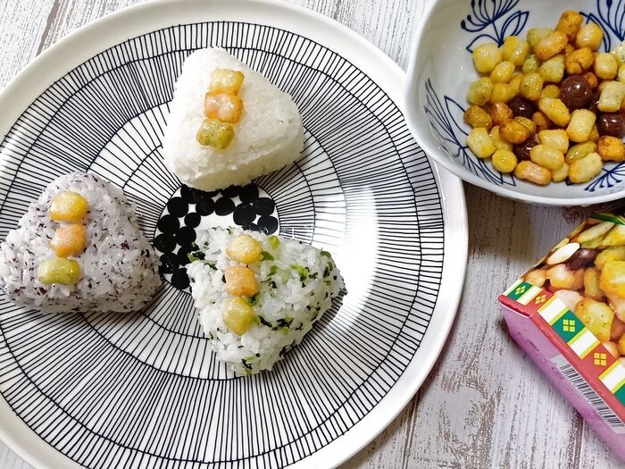 ダイソーで発見!「ひろし」ふりかけで作る!ひなあられ×3色おむすびの新食感レシピ
