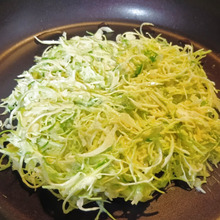 大阪の定番!お好み焼きのキャベツカット裏ワザで時短&美味しさアップ~!
