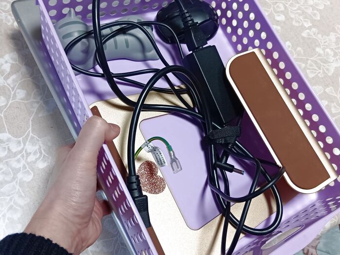 持ち運びや収納の際は、ノートパソコンの上にかごをのせているので、場所を取らずに収納できますよ!