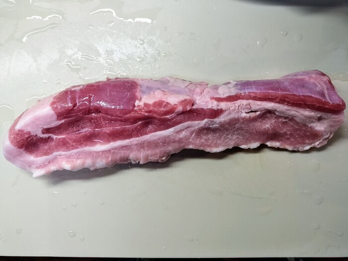 1、豚肉を1cm程の厚みに切る→ボウルに入れ、材料▲を加えて揉み込む→冷蔵庫で30分ほど休ませる