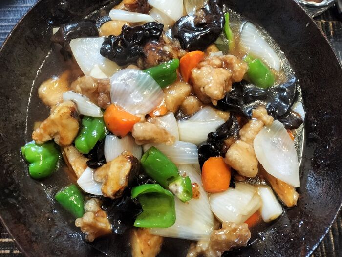 三枚肉を使った柔らかお肉の酢豚!絶品!素材を活かした椎茸と野菜の旨味たっぷり酢豚!