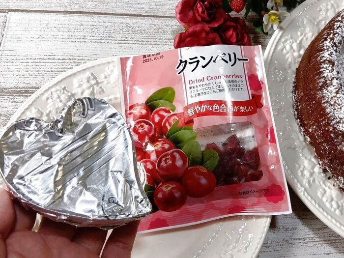 今回のデコは、ダイソーのクランベリーと手持ちの大きめのクッキー型で作っているんです!