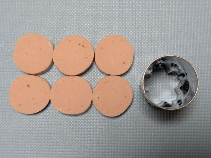 5.彩りを可愛くするために魚肉ソーセージを薄切りにし、型抜きする