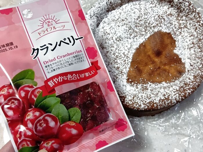そっとハート型を外すと、粉砂糖がかかっていない部分がハート形に!