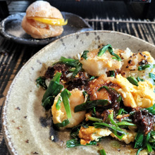 プリプリ海老とニラ玉の混ぜ混ぜビビンバ!にんにくサムジャンダレをかけて!フライパンビビンバ!