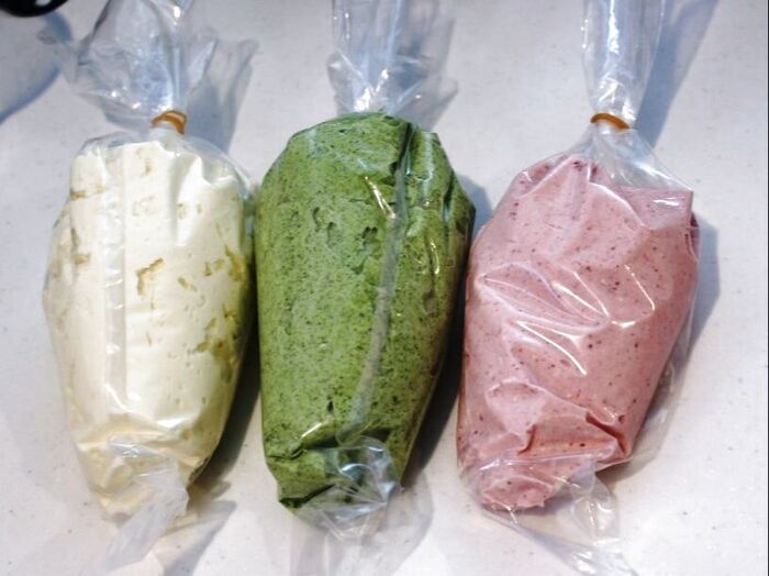 絞り袋にそれぞれのムースをセットする