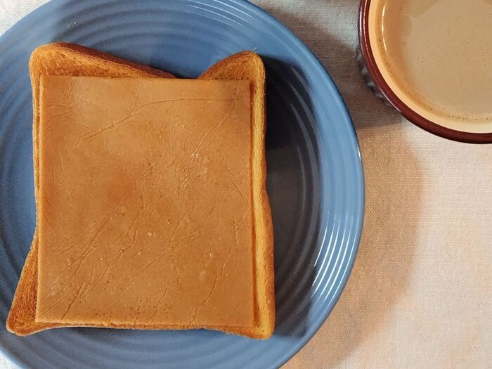 トーストした食パンに