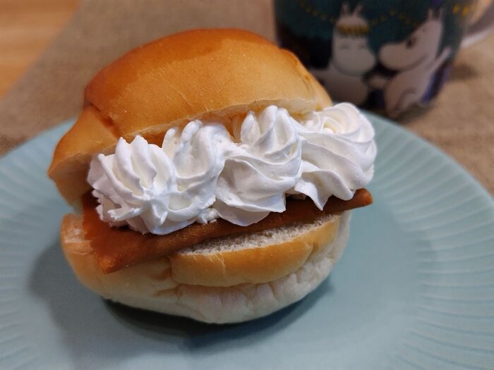 ロールパンにサンドして