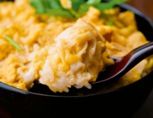 【笠原将弘さん】1枚80円の鶏むねで作る「親子丼」の作り方。ふんわりトロトロ卵のコツは「中から外へ」!