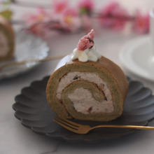米粉の抹茶ロールケーキ小豆クリーム