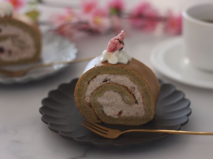 米粉の抹茶ロールケーキ小豆クリーム