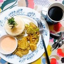 【ある日の朝食】コロッケサンド、ロマネスコとお芋のフリット、チリマヨ添え
