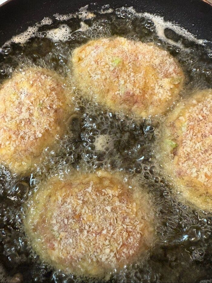 パン粉は油の染みにくい細かい乾いたパン粉を使って揚げました。