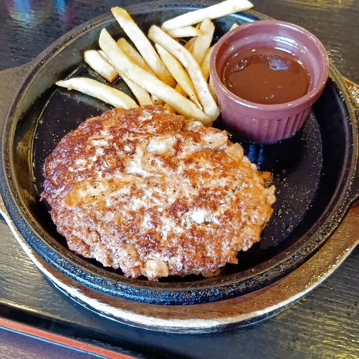 ハンバーグが出来上がりました!ハンバーグは、ジューシーでとっても柔らかい!