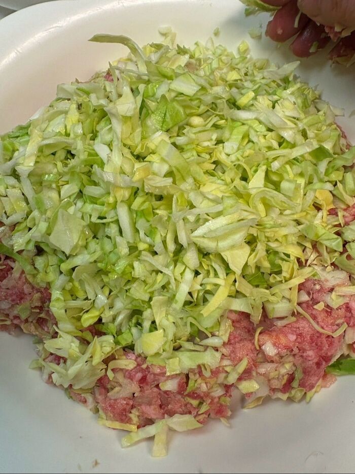 一番最後に刻んだキャベツを何回かに分けて混ぜ込みます。