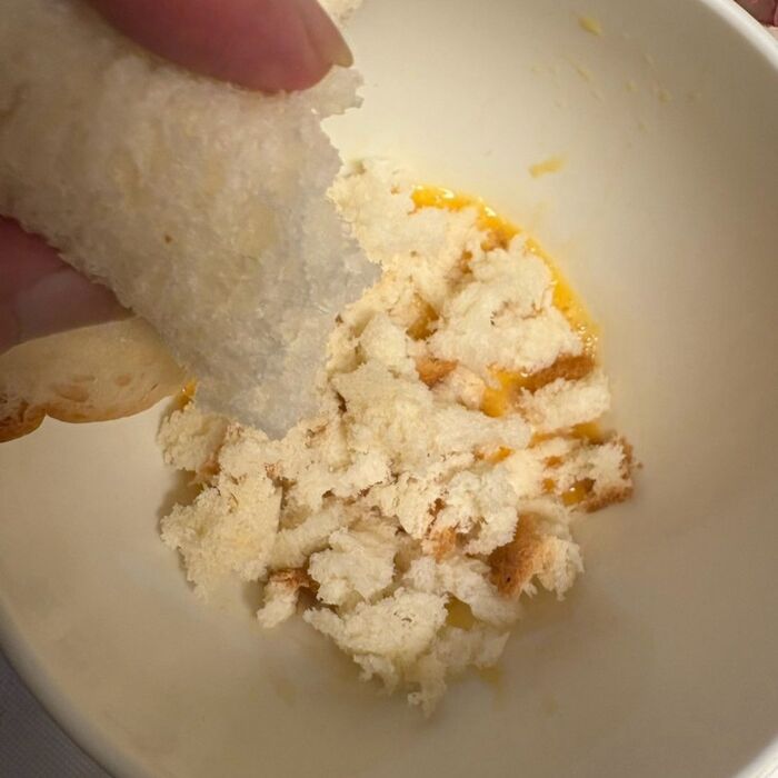 卵1個を溶きほぐしたところへ食パン(8枚切り)1枚をちぎって入れます。