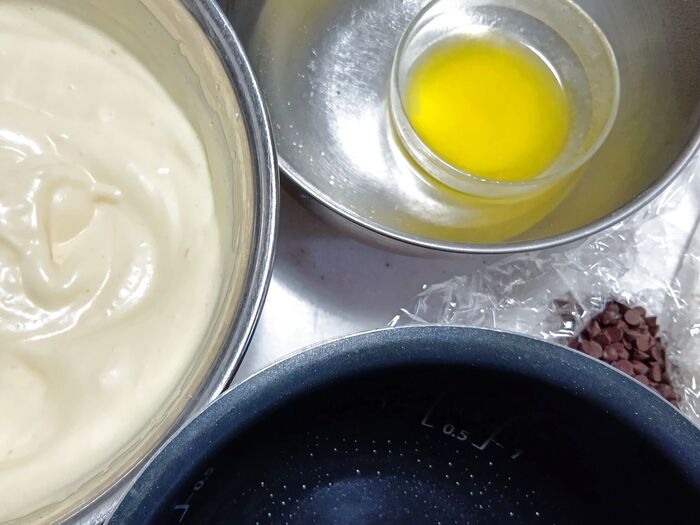 炊飯器でチョコチップ入りスポンジケーキを焼きます