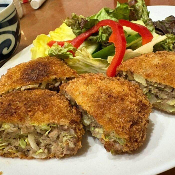揚げたて熱々にソースをかけてお召し上がりください!