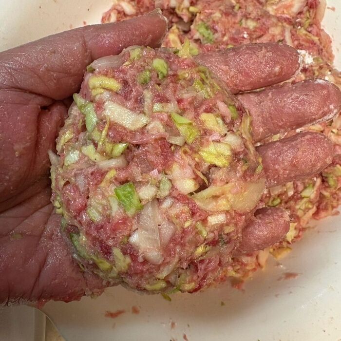 お好きな形にまとめたら、粉と溶き卵、パン粉の順に付けて揚げて行きます。