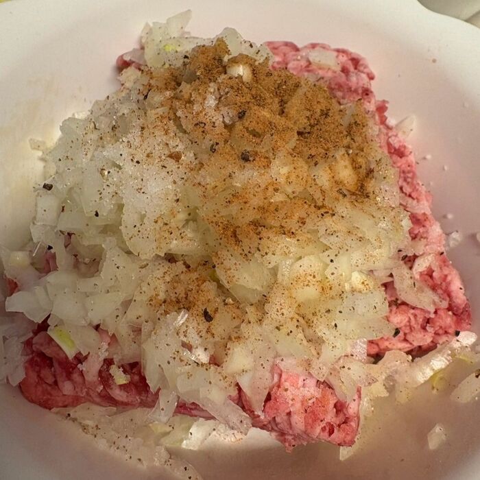 挽き肉に玉ねぎのみじん切りと、塩コショウ、ナツメグを入れて混ぜ込みます!