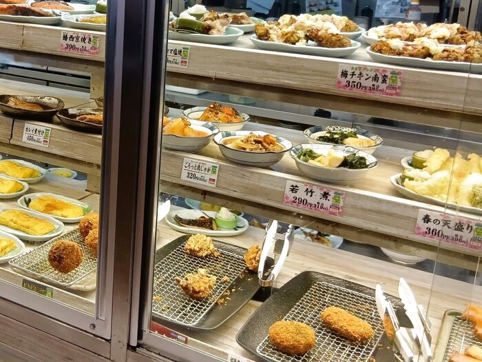 「ザめしや」は、トレーを持って好きな小鉢を選べるシステムが特徴的。