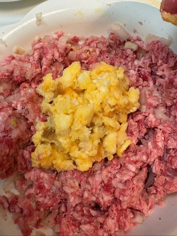 卵が染みこんだらつなぎに加えて良く混ぜ込みます。