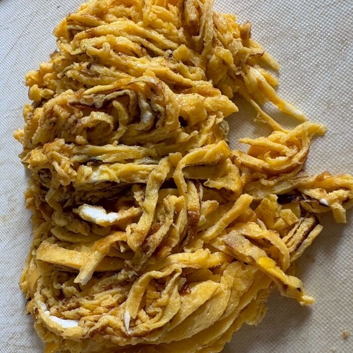 端から切って錦糸卵の出来上がりです!