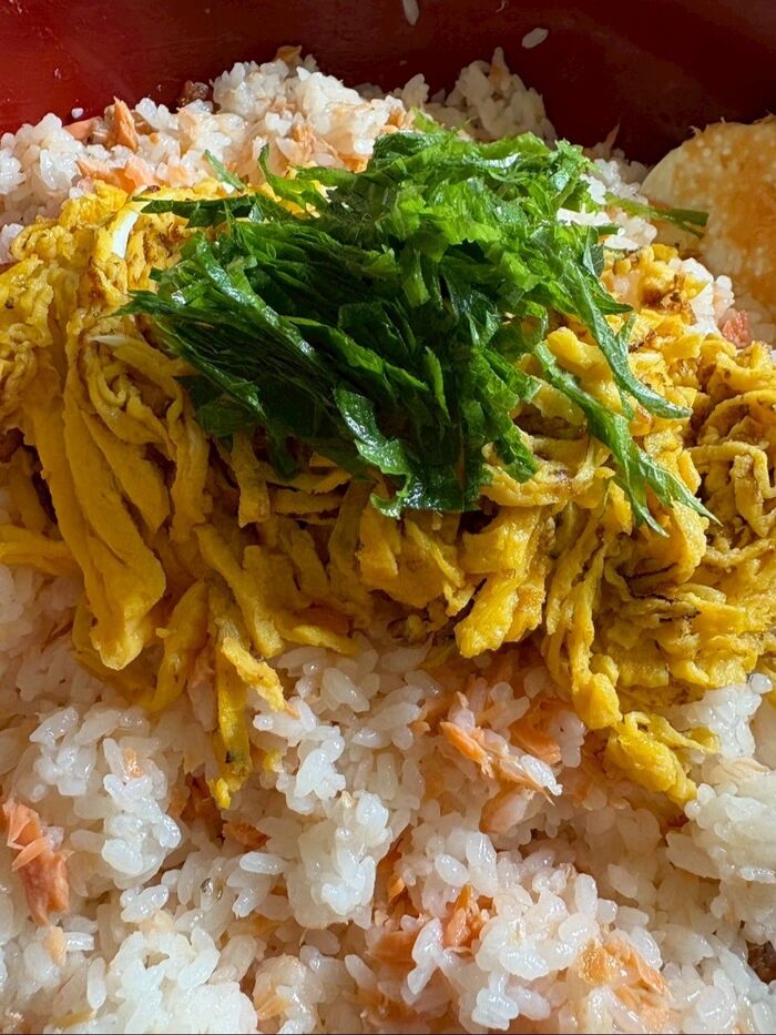 錦糸卵と大葉の千切りを乗せたら、大きくふんわり混ぜ合わせて完成です!