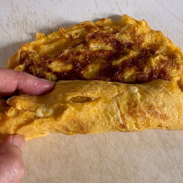 薄焼き卵は焼けた順に重ねていき、ぐるっと巻きます