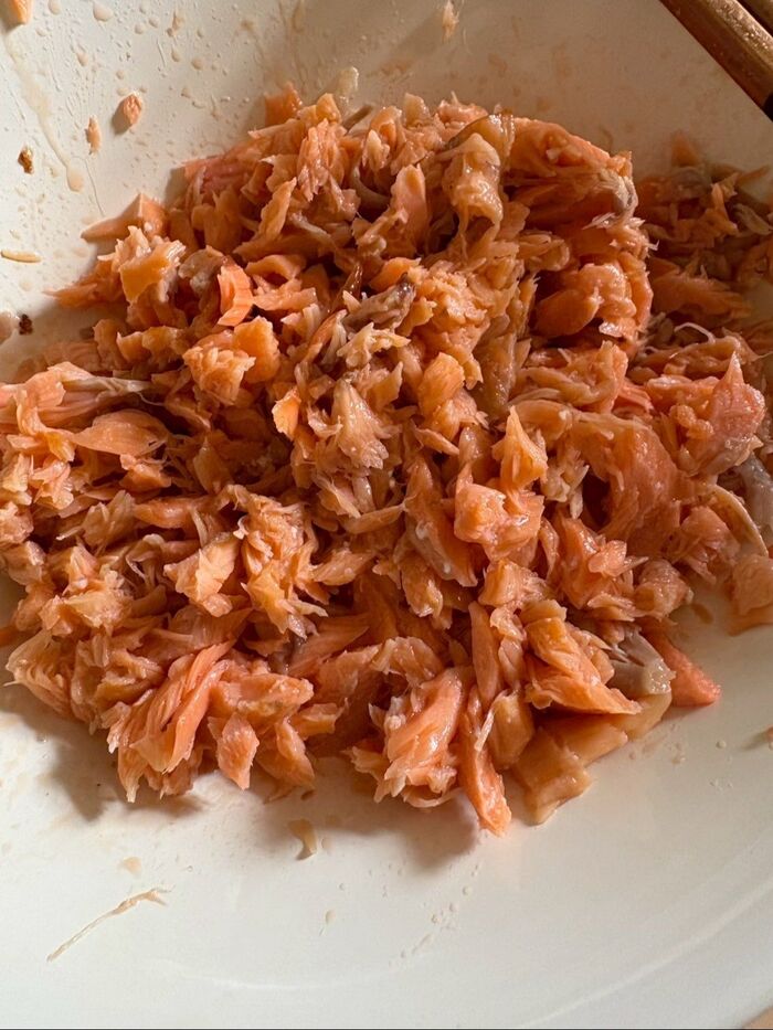 鮭は焼きたてをほぐしてください