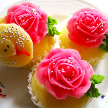 2025年蛇年バレンタインに! 特別な一皿。薔薇と白蛇が彩る米粉入り蒸しパン